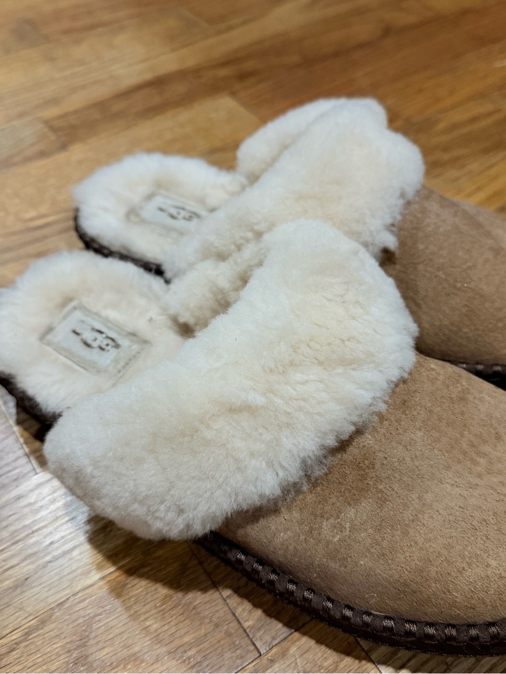 UGG Women Aira Slippers Tan & Cream - Picture 3 of 9